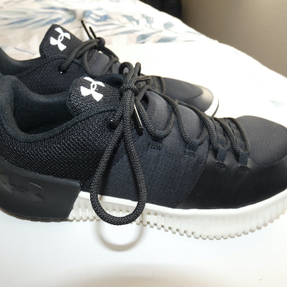 UNDER ARMOR WOMANS ULTIMATE SPEED SNEAKERS